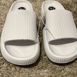 NWT the beach white flip flops size 8